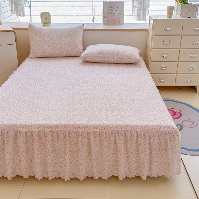 91家纺网 家纺一手货源 找家纺 莎臣豹 2025新款A类云感木棉皱皱纱双层纱床裙可配二三件套 粉雾花语