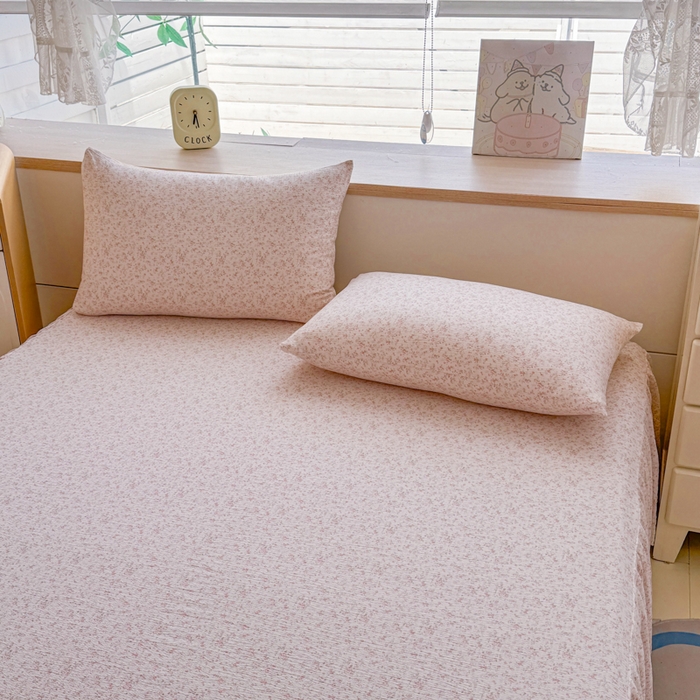 91家纺网 家纺一手货源 找家纺 莎臣豹 2025新款A类云感木棉皱皱纱双层纱床裙可配二三件套 粉雾花语