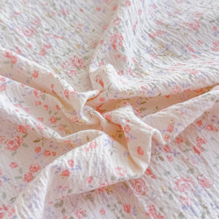 91家纺网 家纺一手货源 找家纺 莎臣豹 2025新款A类云感木棉皱皱纱双层纱床裙可配二三件套 粉雾花语