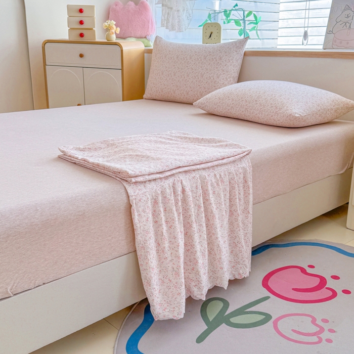 91家纺网 家纺一手货源 找家纺 莎臣豹 2025新款A类云感木棉皱皱纱双层纱床裙可配二三件套 粉雾花语