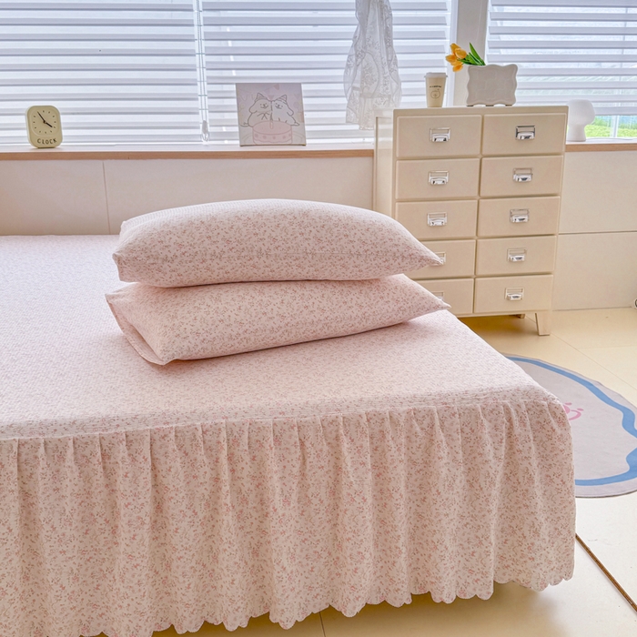 91家纺网 家纺一手货源 找家纺 莎臣豹 2025新款A类云感木棉皱皱纱双层纱床裙可配二三件套 粉雾花语