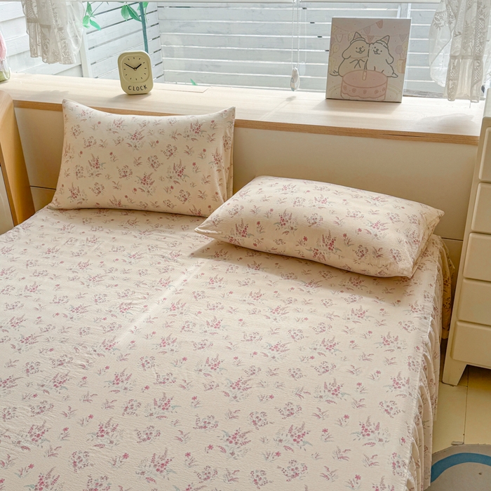 91家纺网 家纺一手货源 找家纺 莎臣豹 2025新款A类云感木棉皱皱纱双层纱床裙可配二三件套 粉雪絮语