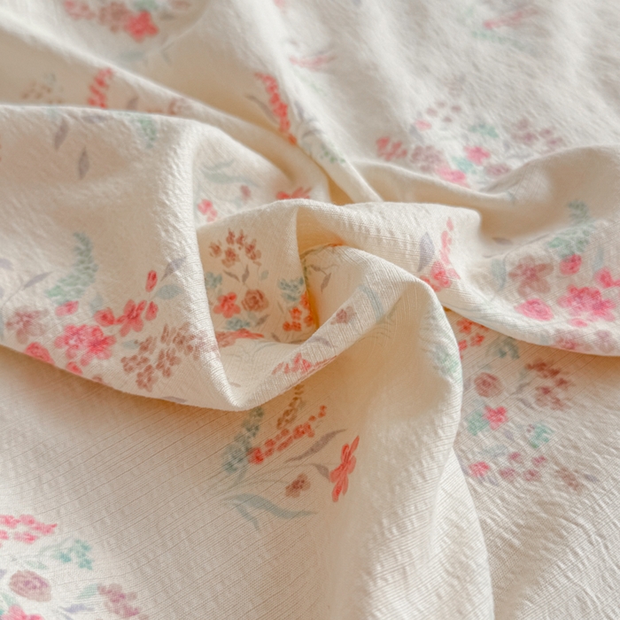 91家纺网 家纺一手货源 找家纺 莎臣豹 2025新款A类云感木棉皱皱纱双层纱床裙可配二三件套 粉雪絮语