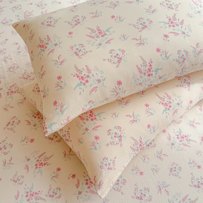 91家纺网 家纺一手货源 找家纺 莎臣豹 2025新款A类云感木棉皱皱纱双层纱床裙可配二三件套 粉雪絮语