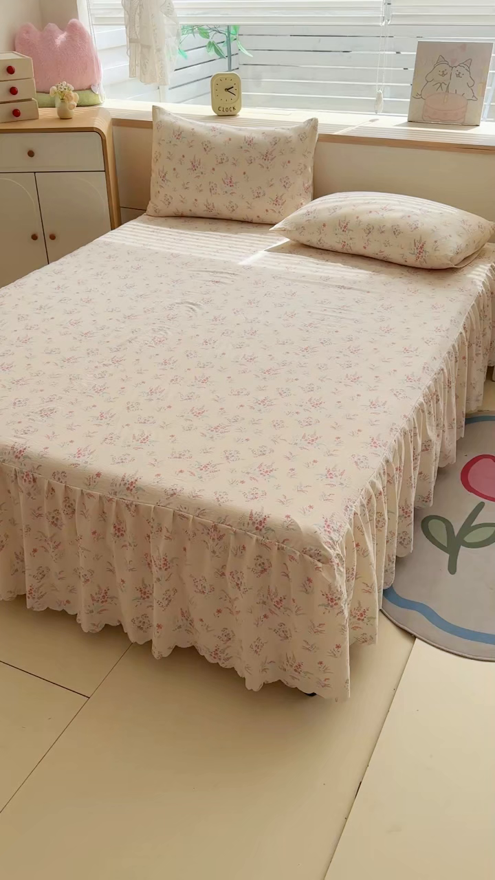 91家纺网 家纺一手货源 找家纺 莎臣豹 2025新款A类云感木棉皱皱纱双层纱床裙可配二三件套 粉雪絮语