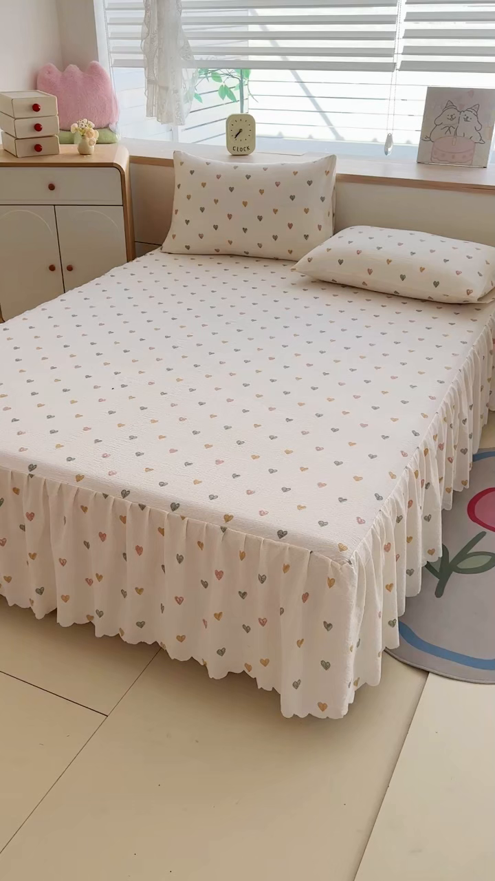 91家纺网 家纺一手货源 找家纺 莎臣豹 2025新款A类云感木棉皱皱纱双层纱床裙可配二三件套 蜜糖心语