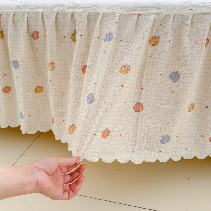 91家纺网 家纺一手货源 找家纺 莎臣豹 2025新款A类云感木棉皱皱纱双层纱床裙可配二三件套 南瓜物语