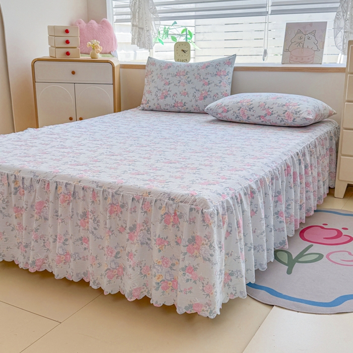 91家纺网 家纺一手货源 找家纺 莎臣豹 2025新款A类云感木棉皱皱纱双层纱床裙可配二三件套 甜梦花韵