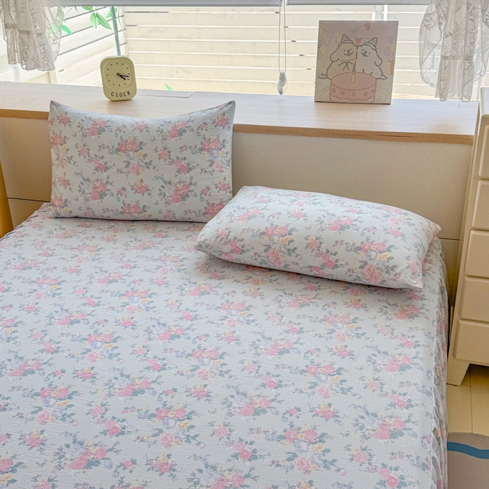 91家纺网 家纺一手货源 找家纺 莎臣豹 2025新款A类云感木棉皱皱纱双层纱床裙可配二三件套 甜梦花韵