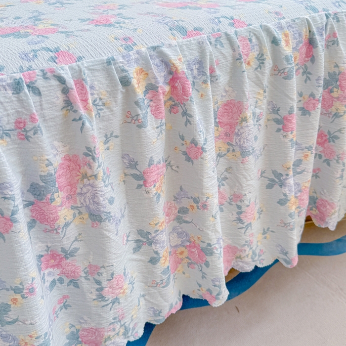 91家纺网 家纺一手货源 找家纺 莎臣豹 2025新款A类云感木棉皱皱纱双层纱床裙可配二三件套 甜梦花韵