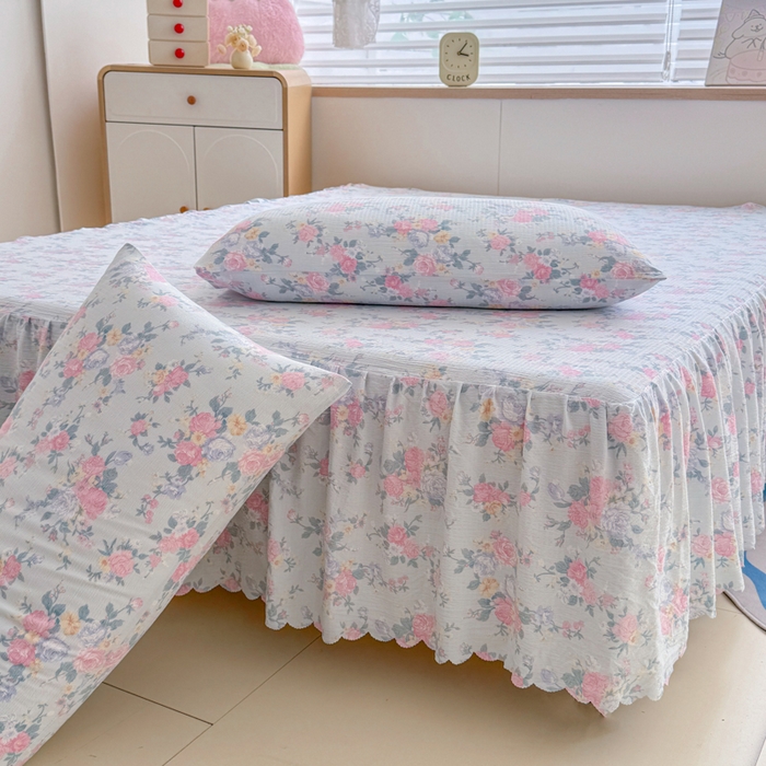 91家纺网 家纺一手货源 找家纺 莎臣豹 2025新款A类云感木棉皱皱纱双层纱床裙可配二三件套 甜梦花韵