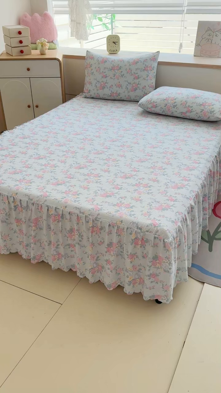 91家纺网 家纺一手货源 找家纺 莎臣豹 2025新款A类云感木棉皱皱纱双层纱床裙可配二三件套 甜梦花韵