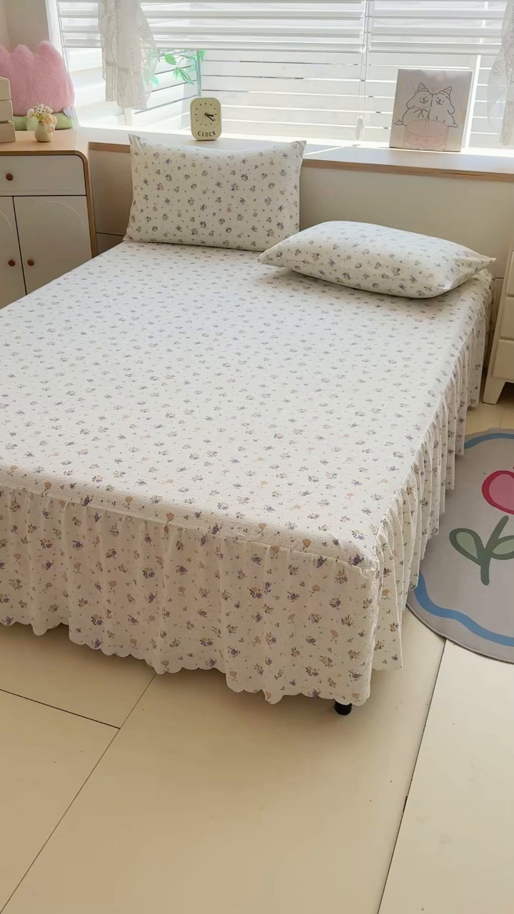 91家纺网 家纺一手货源 找家纺 莎臣豹 2025新款A类云感木棉皱皱纱双层纱床裙可配二三件套 紫韵晨光