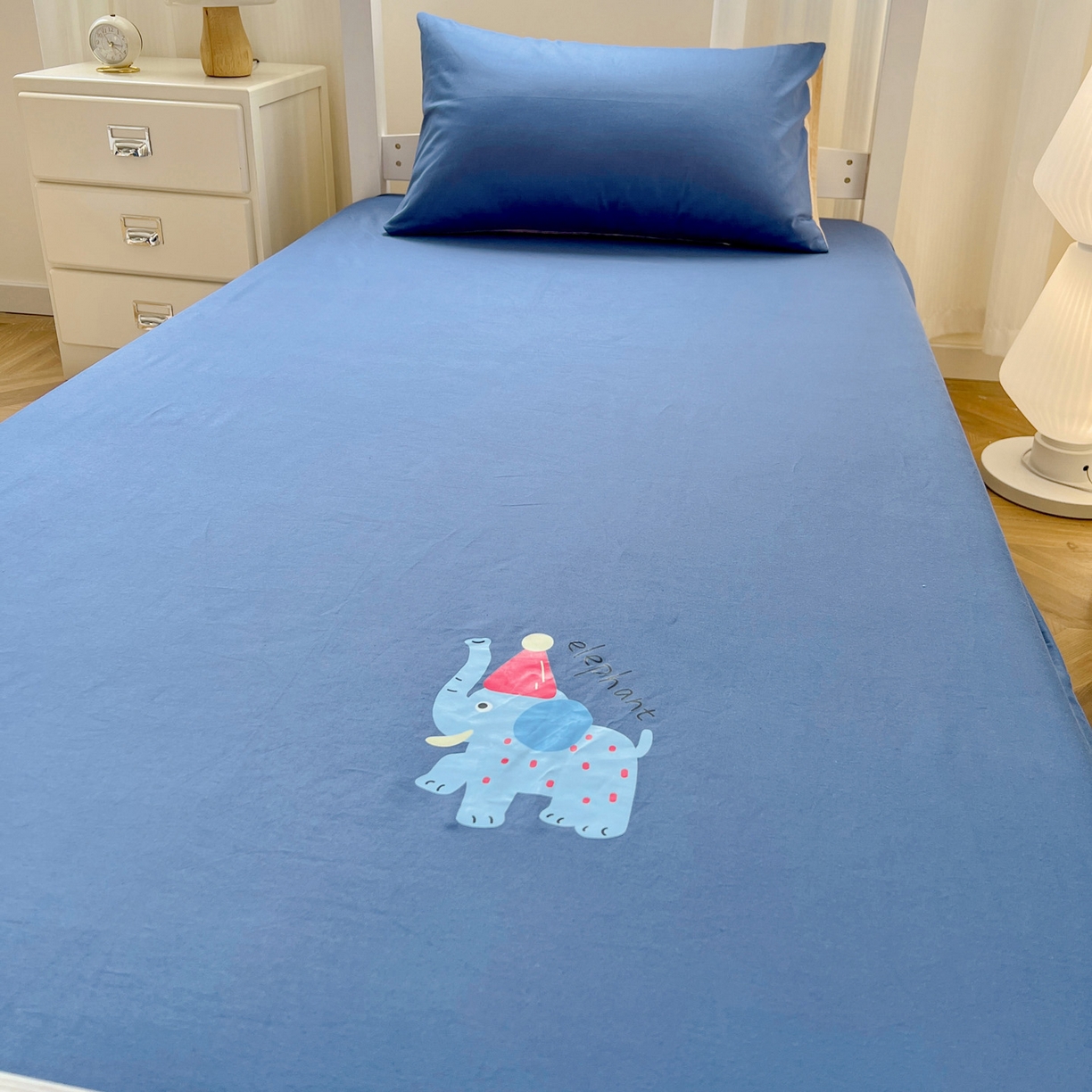 91家纺网 家纺一手货源 找家纺  泽西2025新品A类13376加密全棉卡通床笠三件套纯棉学生宿舍单床笠 福小象-牛仔蓝