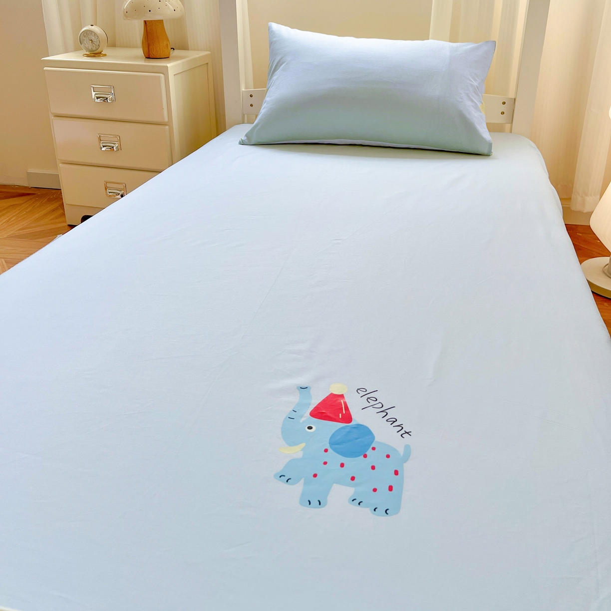 91家纺网 家纺一手货源 找家纺  泽西2025新品A类13376加密全棉卡通床笠三件套纯棉学生宿舍单床笠 福小象-晴空蓝