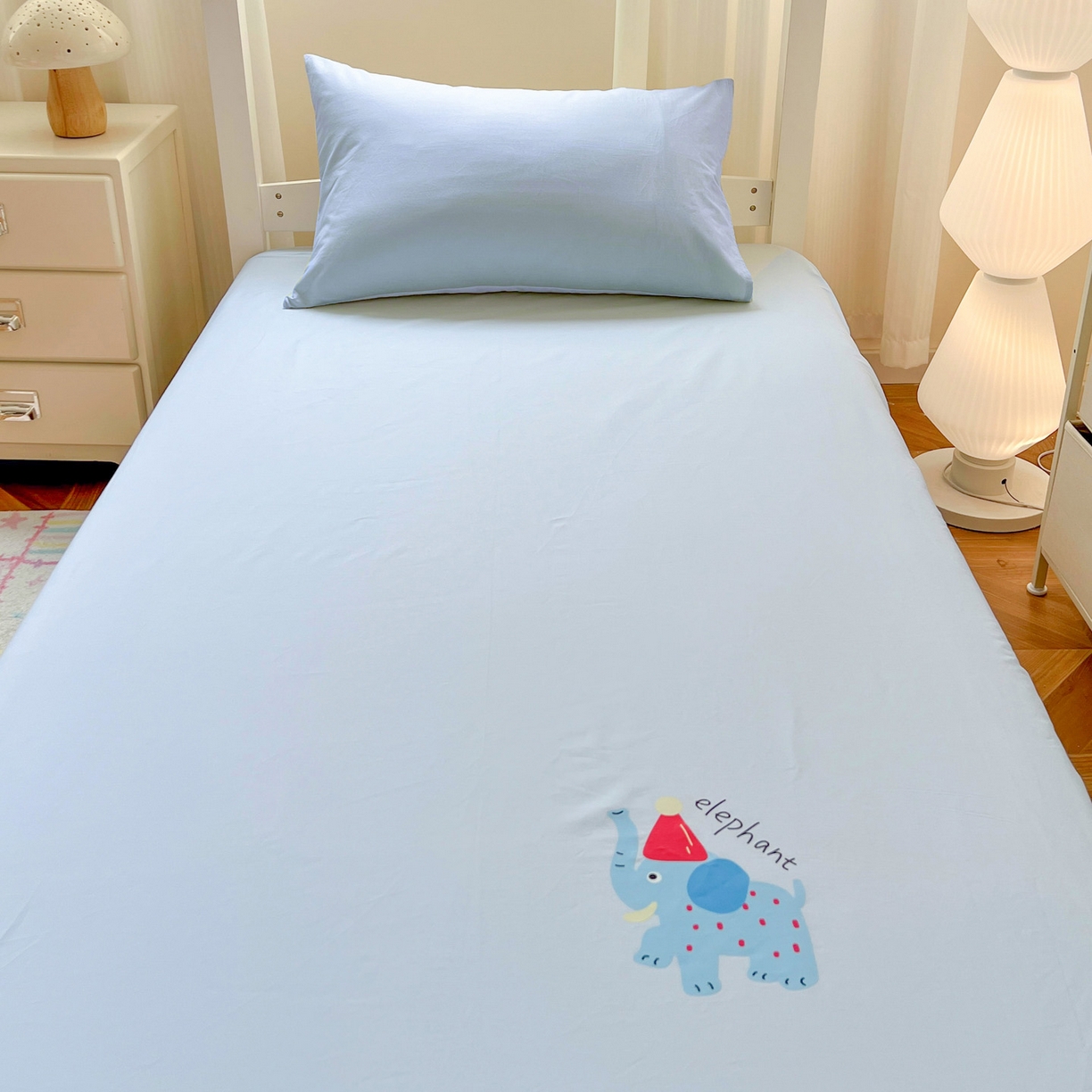91家纺网 家纺一手货源 找家纺  泽西2025新品A类13376加密全棉卡通床笠三件套纯棉学生宿舍单床笠 福小象-晴空蓝