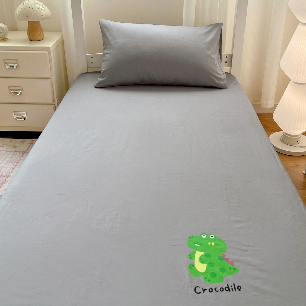 91家纺网 家纺一手货源 找家纺  泽西2025新品A类13376加密全棉卡通床笠三件套纯棉学生宿舍单床笠 开心鳄-绅士灰