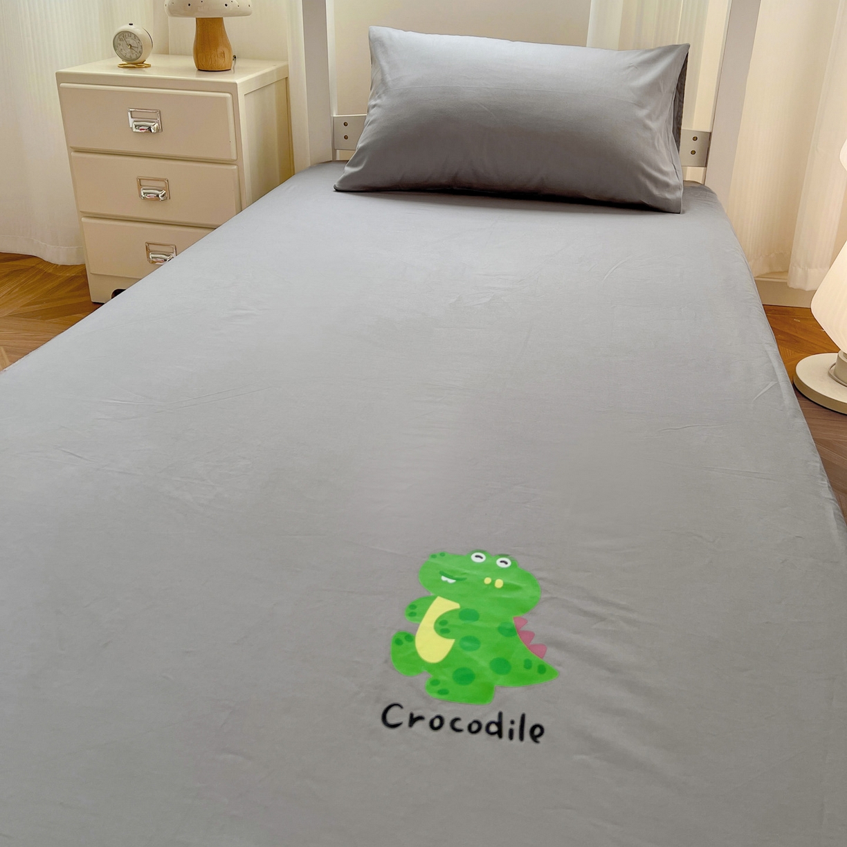 91家纺网 家纺一手货源 找家纺  泽西2025新品A类13376加密全棉卡通床笠三件套纯棉学生宿舍单床笠 开心鳄-绅士灰