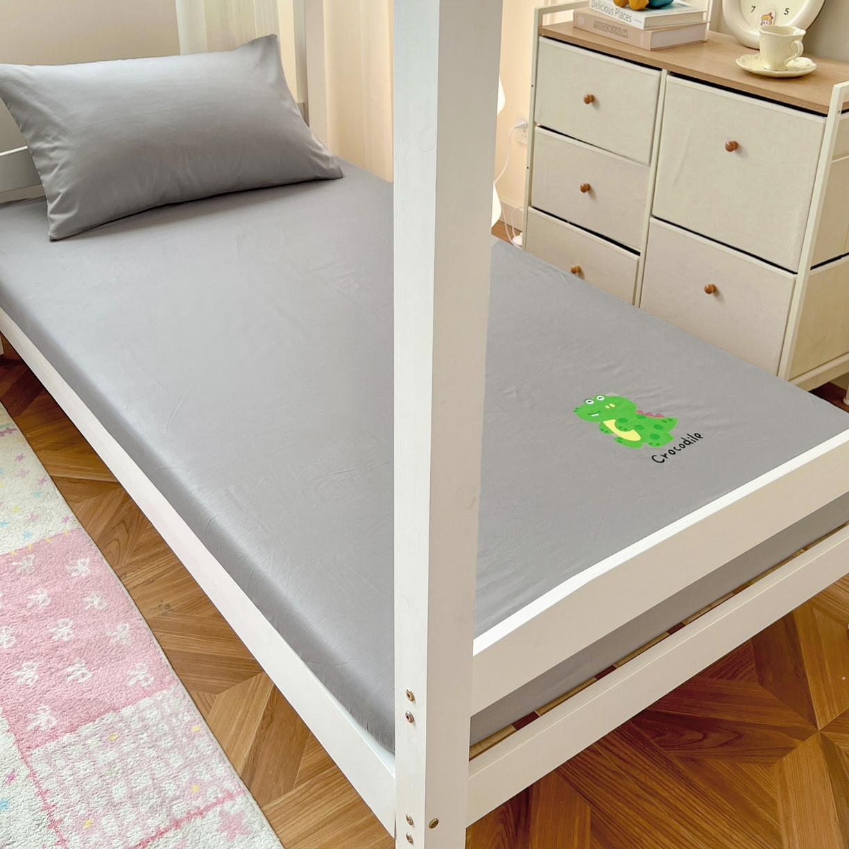 91家纺网 家纺一手货源 找家纺  泽西2025新品A类13376加密全棉卡通床笠三件套纯棉学生宿舍单床笠 开心鳄-绅士灰