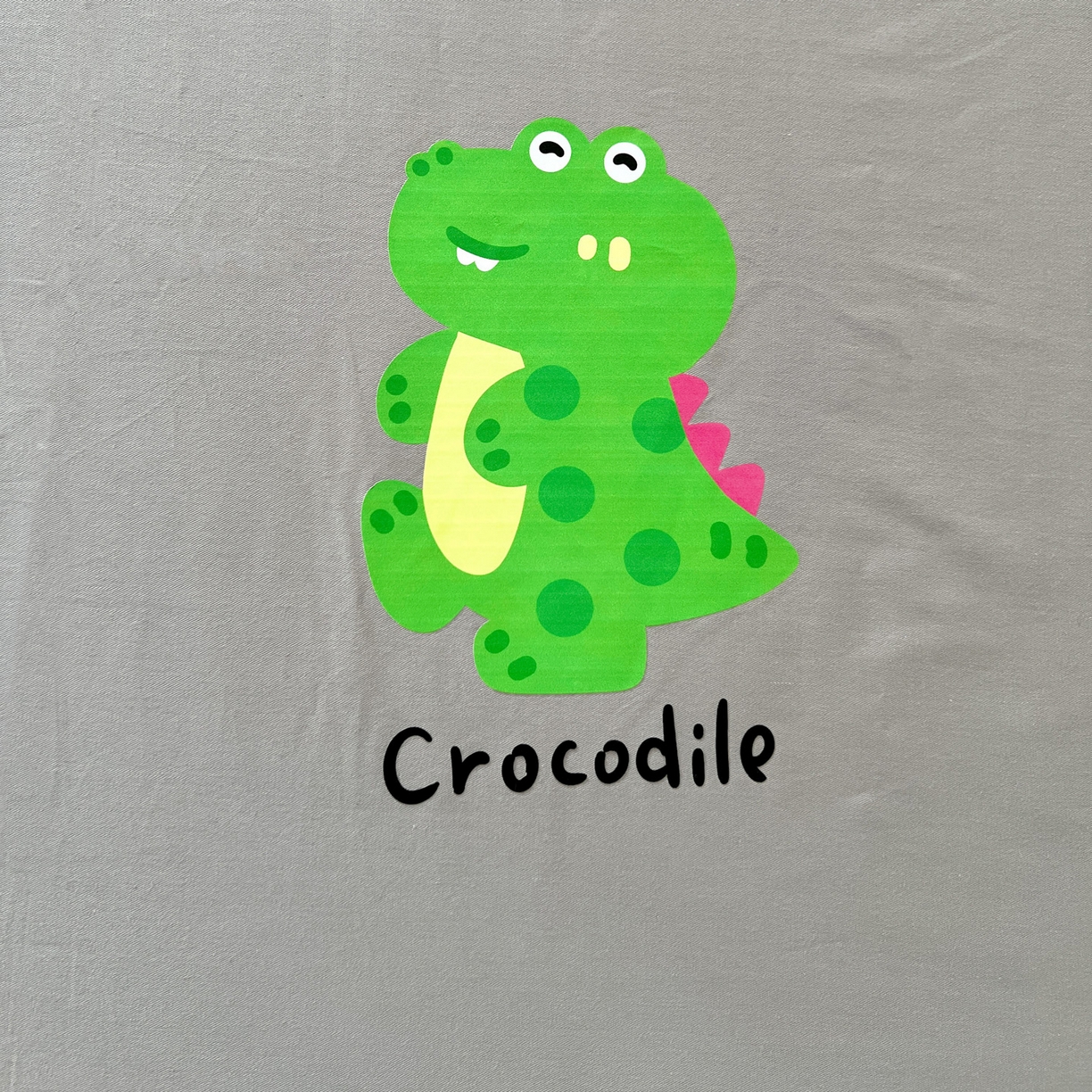 91家纺网 家纺一手货源 找家纺  泽西2025新品A类13376加密全棉卡通床笠三件套纯棉学生宿舍单床笠 开心鳄-绅士灰