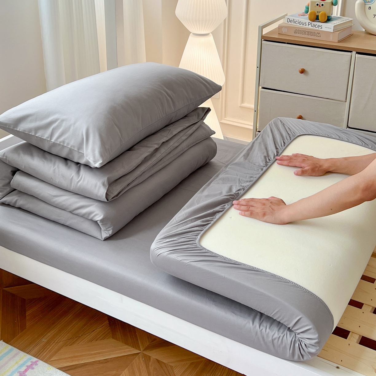 91家纺网 家纺一手货源 找家纺  泽西2025新品A类13376加密全棉卡通床笠三件套纯棉学生宿舍单床笠 开心鳄-绅士灰