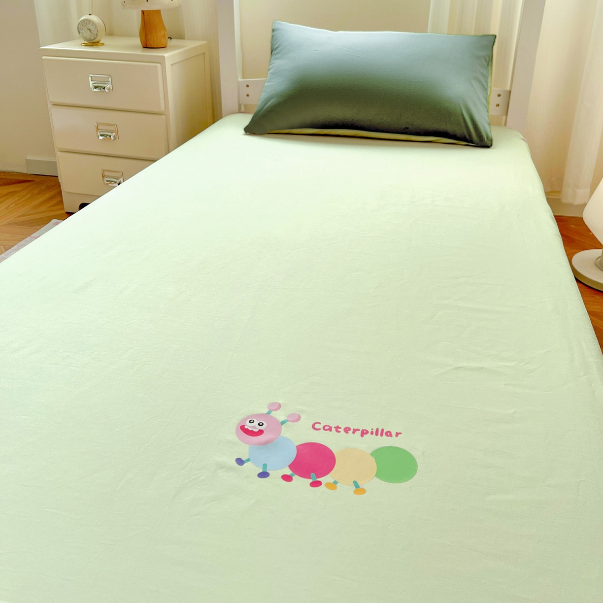 91家纺网 家纺一手货源 找家纺  泽西2025新品A类13376加密全棉卡通床笠三件套纯棉学生宿舍单床笠 淘气虫-橄榄绿