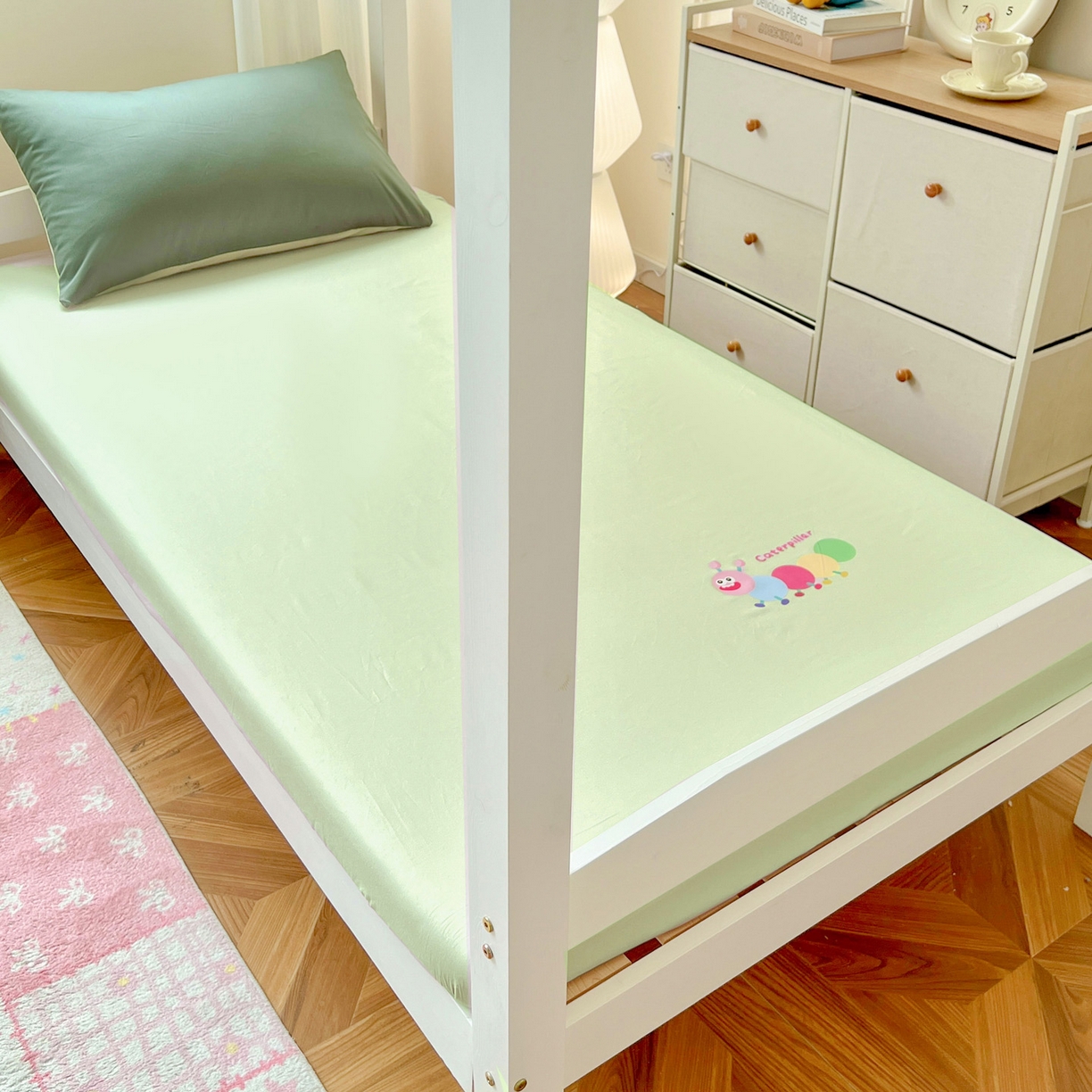 91家纺网 家纺一手货源 找家纺  泽西2025新品A类13376加密全棉卡通床笠三件套纯棉学生宿舍单床笠 淘气虫-橄榄绿