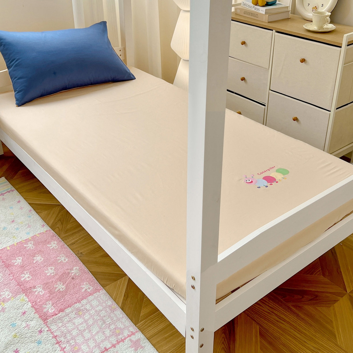 91家纺网 家纺一手货源 找家纺  泽西2025新品A类13376加密全棉卡通床笠三件套纯棉学生宿舍单床笠 淘气虫-奶茶