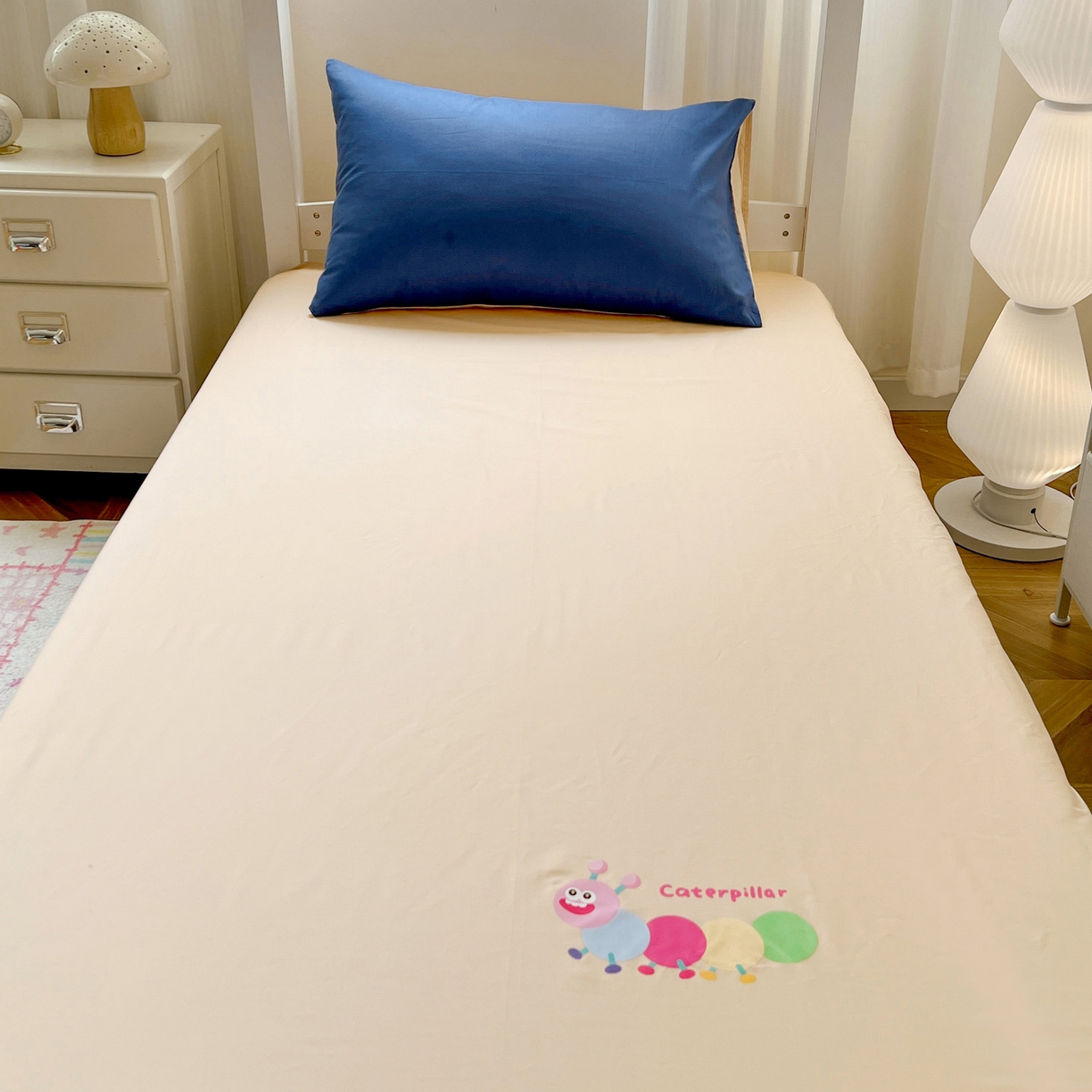 91家纺网 家纺一手货源 找家纺  泽西2025新品A类13376加密全棉卡通床笠三件套纯棉学生宿舍单床笠 淘气虫-奶茶