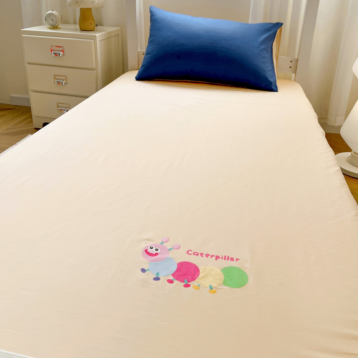 91家纺网 家纺一手货源 找家纺  泽西2025新品A类13376加密全棉卡通床笠三件套纯棉学生宿舍单床笠 淘气虫-奶茶