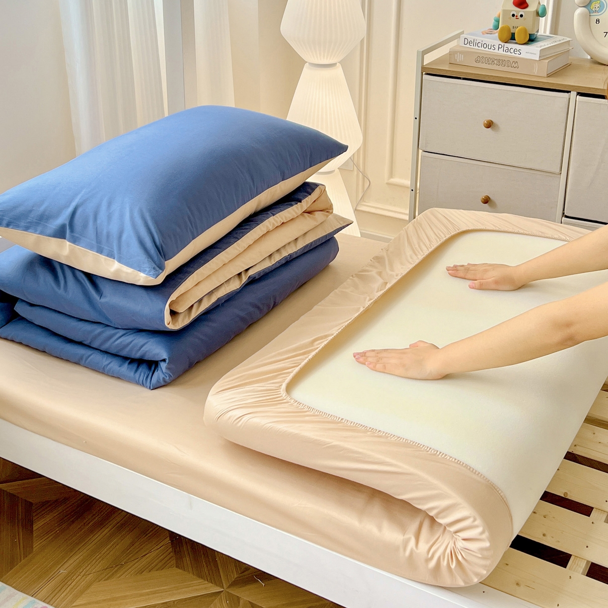 91家纺网 家纺一手货源 找家纺  泽西2025新品A类13376加密全棉卡通床笠三件套纯棉学生宿舍单床笠 淘气虫-奶茶