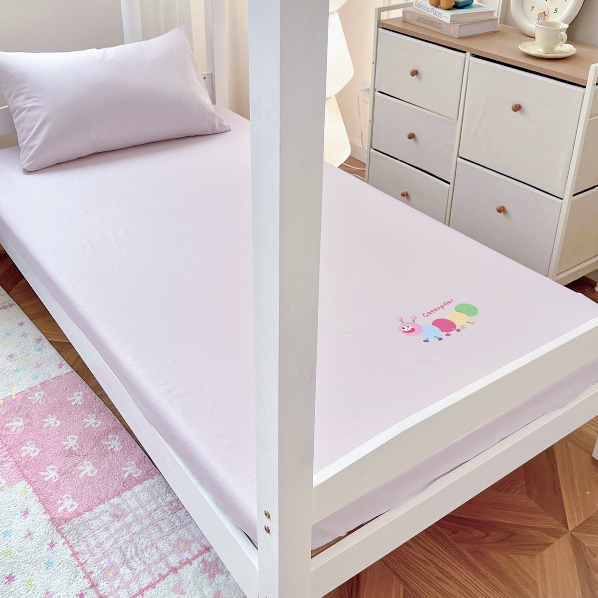 91家纺网 家纺一手货源 找家纺  泽西2025新品A类13376加密全棉卡通床笠三件套纯棉学生宿舍单床笠 淘气虫-微微紫