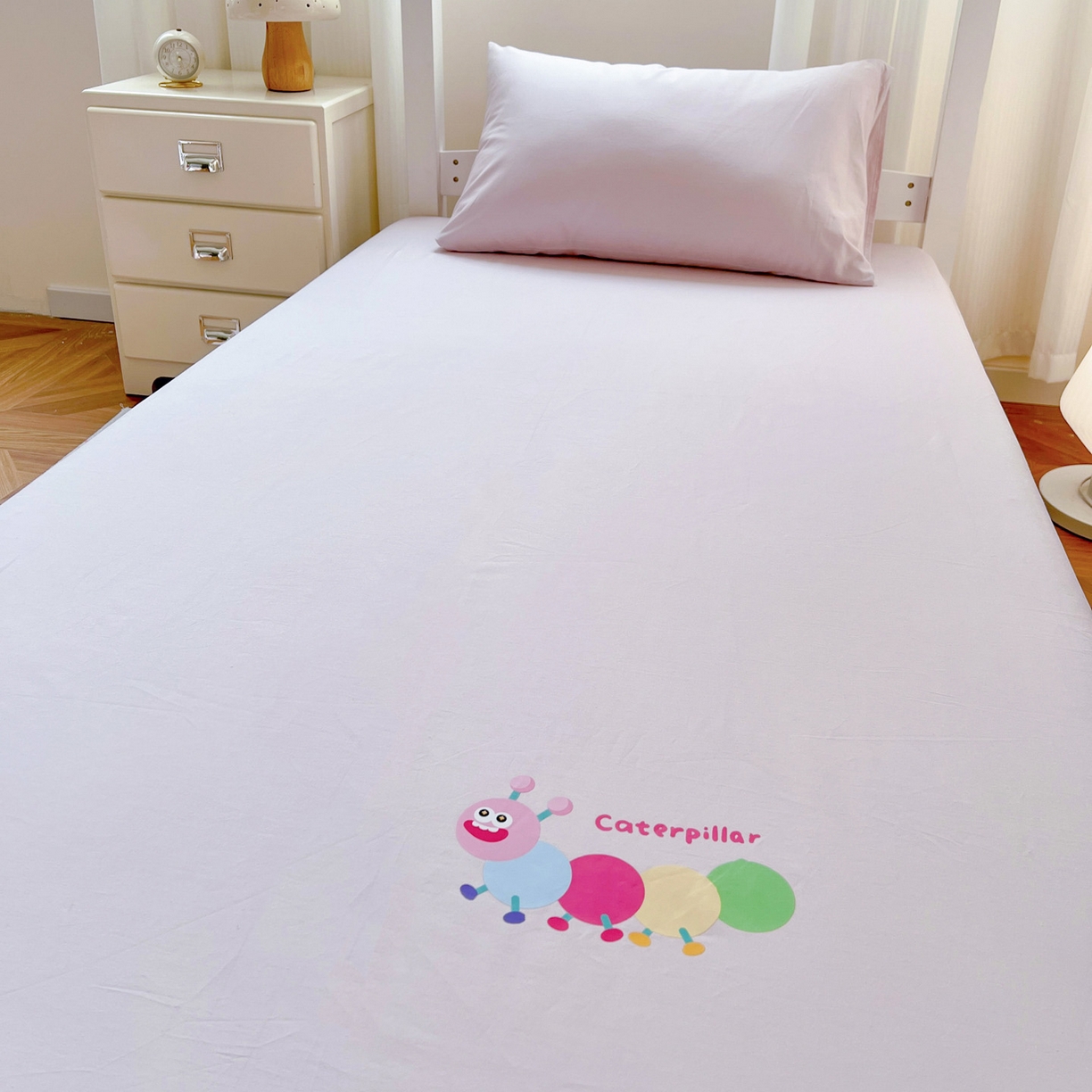 91家纺网 家纺一手货源 找家纺  泽西2025新品A类13376加密全棉卡通床笠三件套纯棉学生宿舍单床笠 淘气虫-微微紫