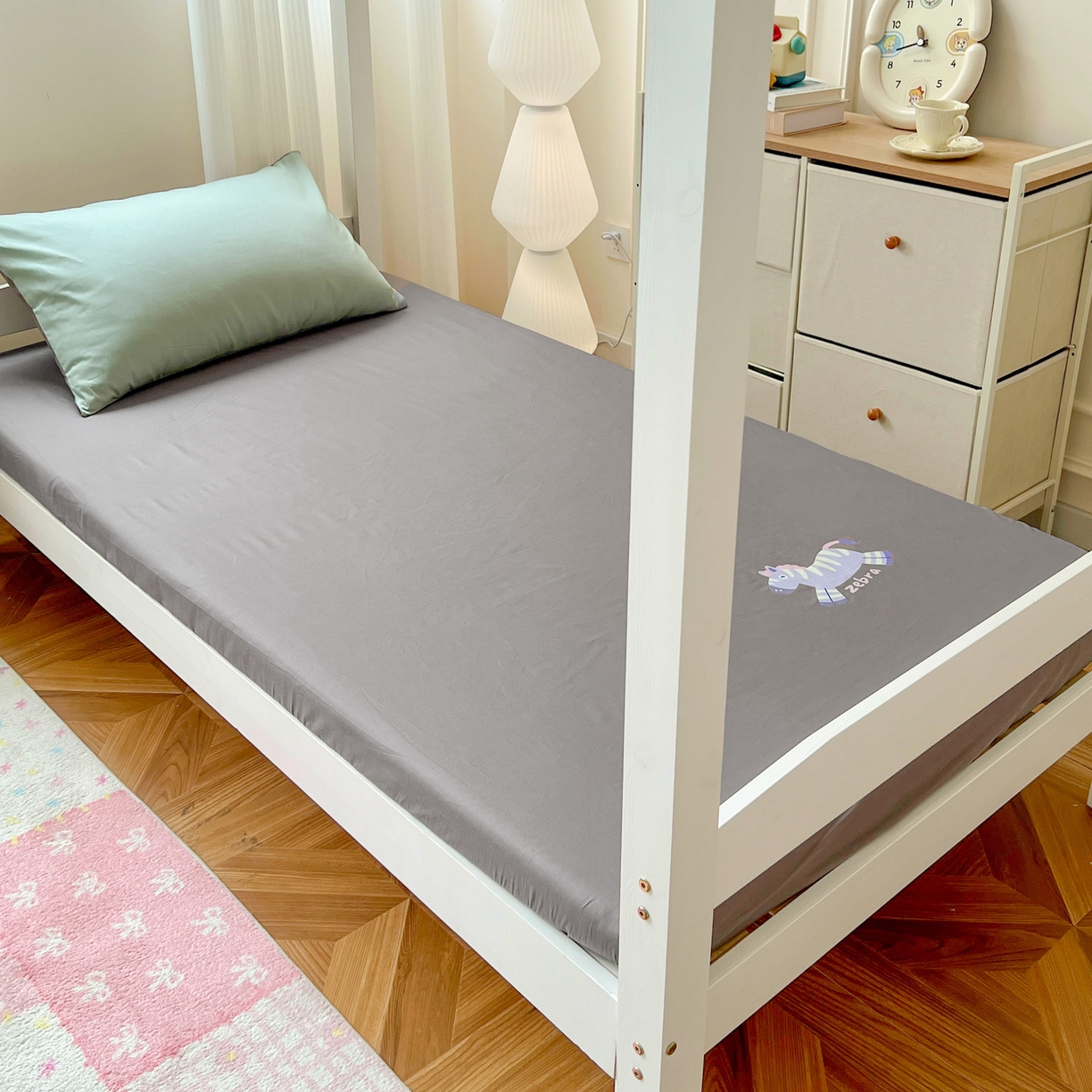 91家纺网 家纺一手货源 找家纺  泽西2025新品A类13376加密全棉卡通床笠三件套纯棉学生宿舍单床笠 天使马-高级灰