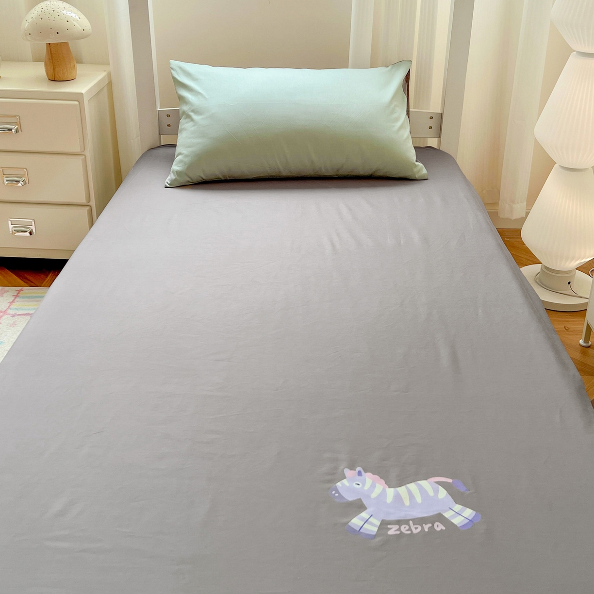 91家纺网 家纺一手货源 找家纺  泽西2025新品A类13376加密全棉卡通床笠三件套纯棉学生宿舍单床笠 天使马-高级灰