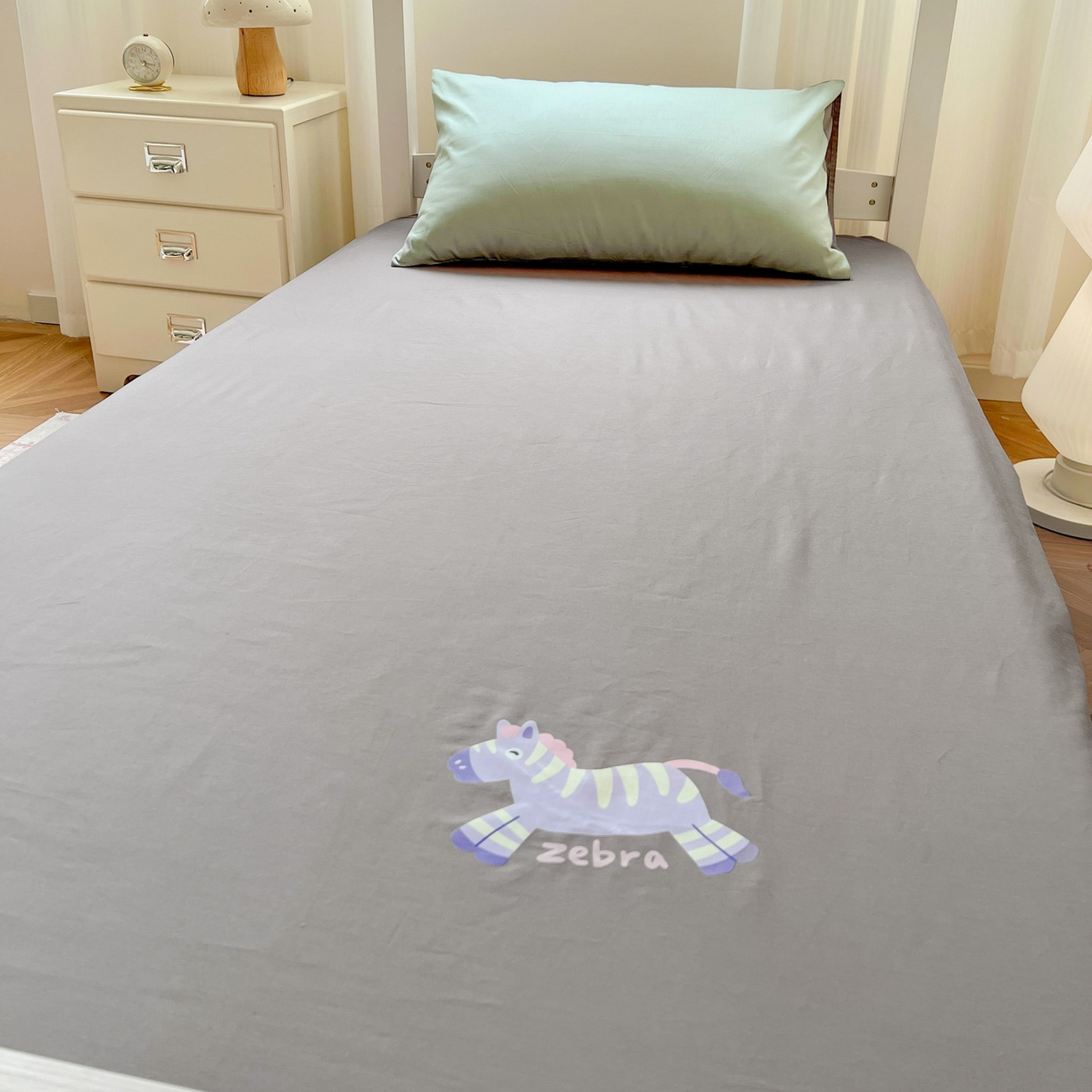 91家纺网 家纺一手货源 找家纺  泽西2025新品A类13376加密全棉卡通床笠三件套纯棉学生宿舍单床笠 天使马-高级灰