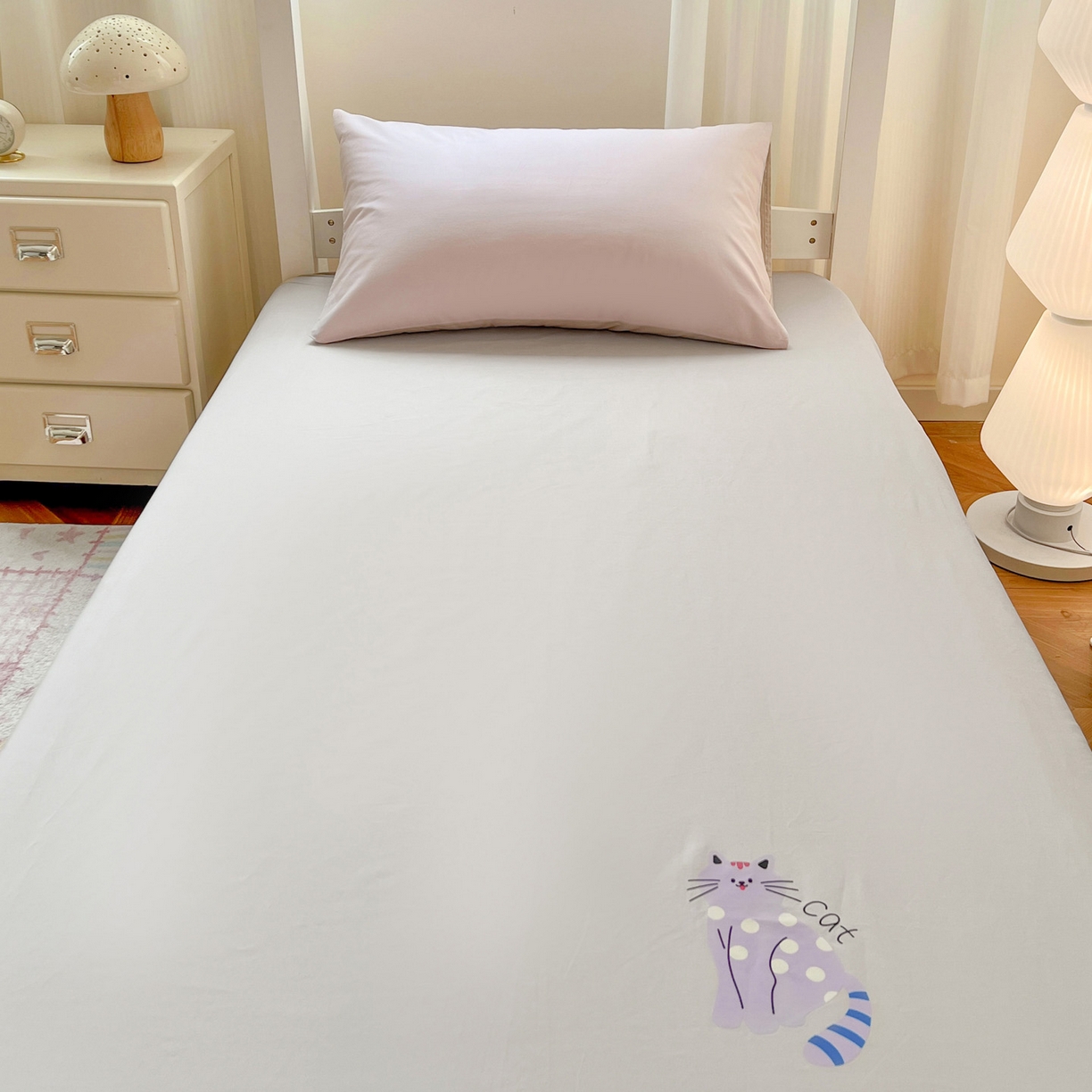 91家纺网 家纺一手货源 找家纺  泽西2025新品A类13376加密全棉卡通床笠三件套纯棉学生宿舍单床笠 幸运猫-浅米灰