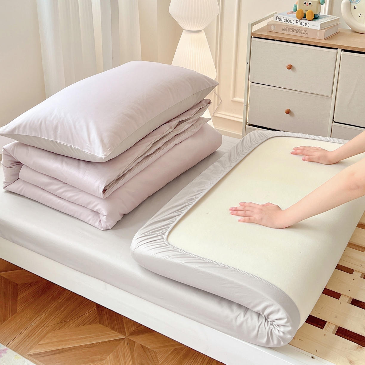 91家纺网 家纺一手货源 找家纺  泽西2025新品A类13376加密全棉卡通床笠三件套纯棉学生宿舍单床笠 幸运猫-浅米灰