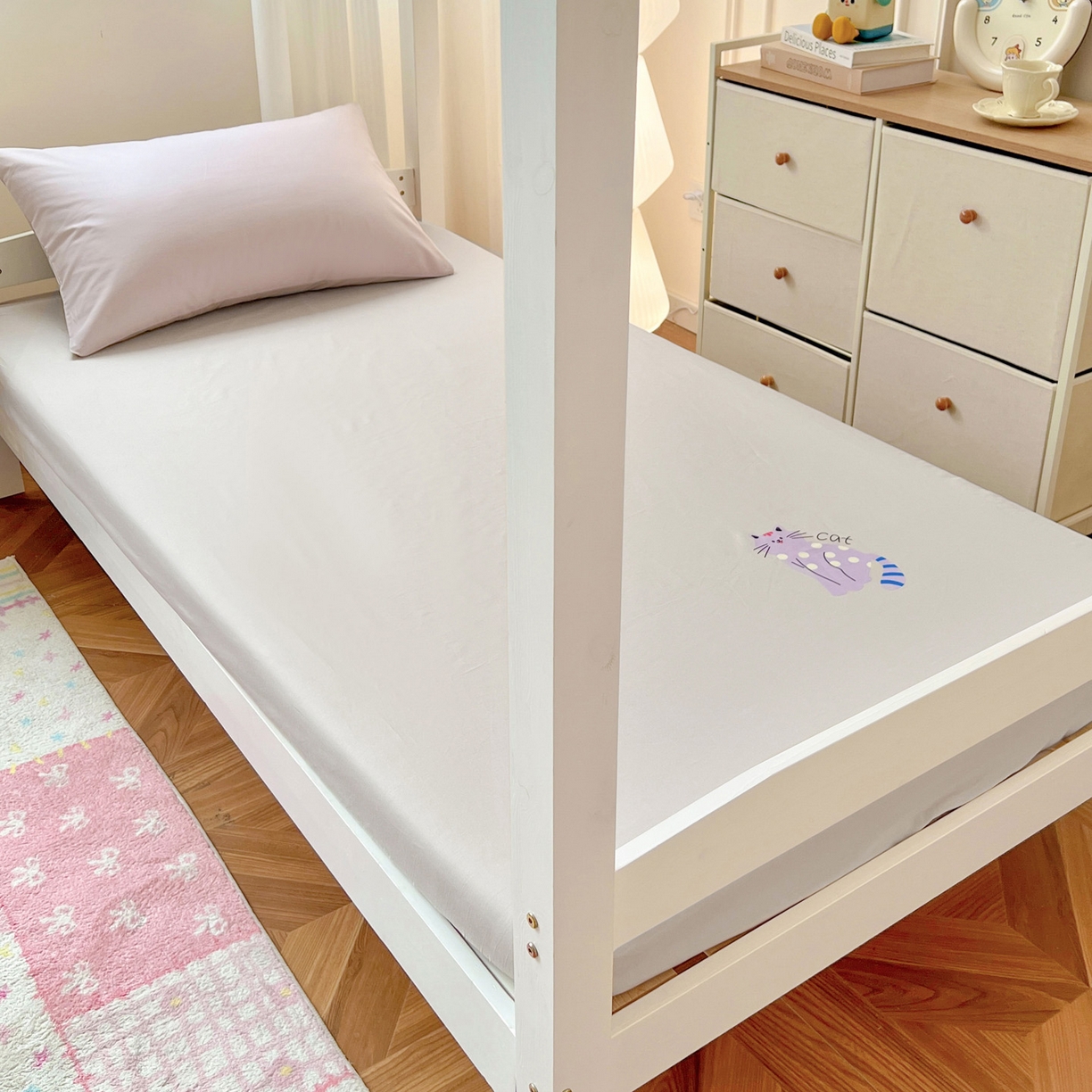 91家纺网 家纺一手货源 找家纺  泽西2025新品A类13376加密全棉卡通床笠三件套纯棉学生宿舍单床笠 幸运猫-浅米灰