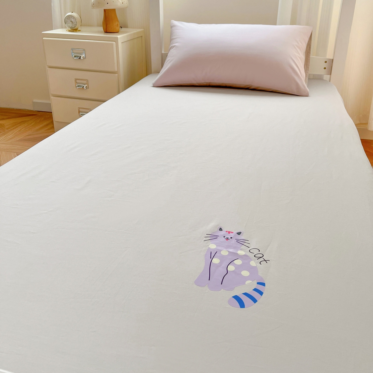 91家纺网 家纺一手货源 找家纺  泽西2025新品A类13376加密全棉卡通床笠三件套纯棉学生宿舍单床笠 幸运猫-浅米灰