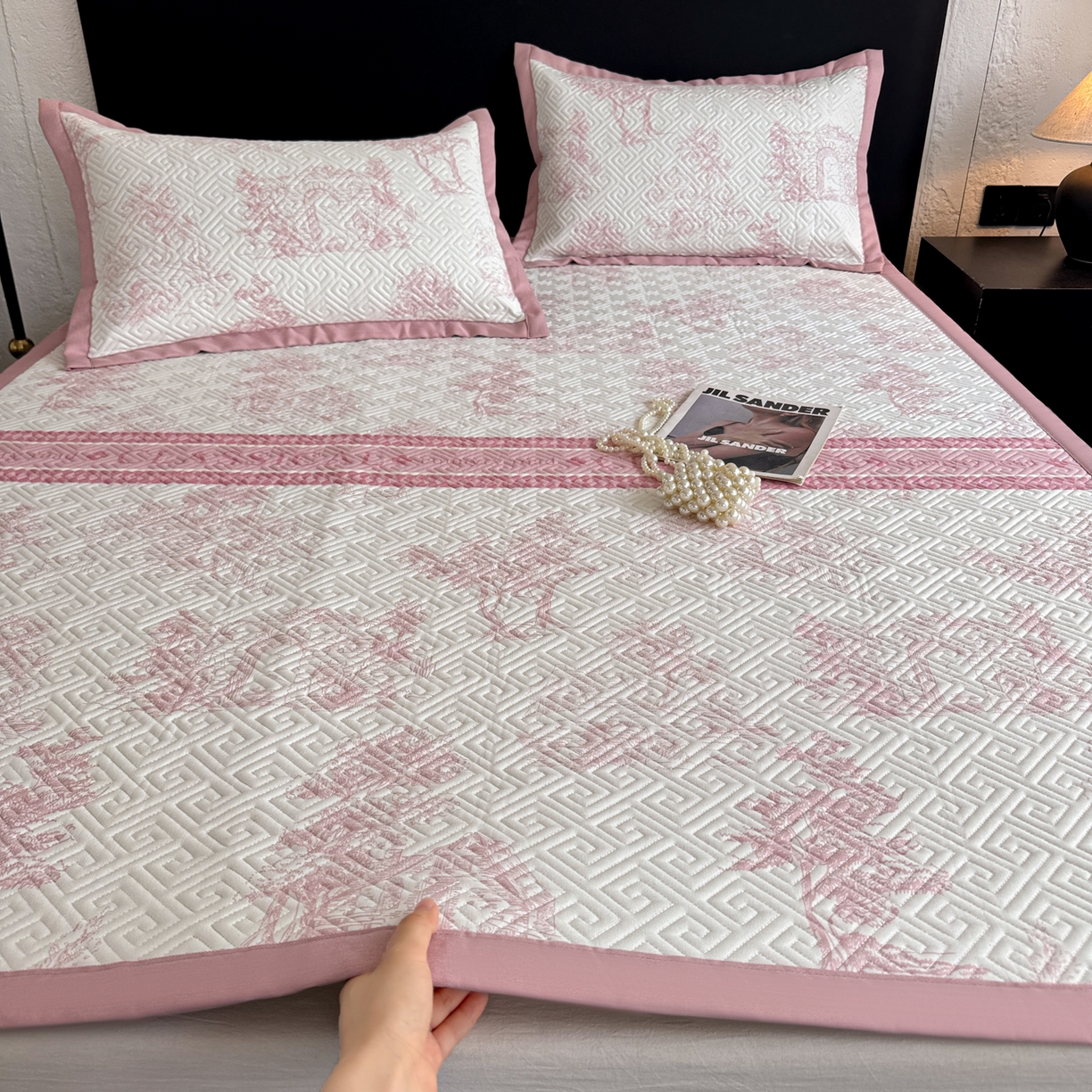 91家纺网 家纺一手货源 找家纺 简宜家居（朝初家纺） 2025春夏新款全棉纯棉老粗布床单绗缝凉席席子 床褥 薄垫子 一席多用民俗-粉