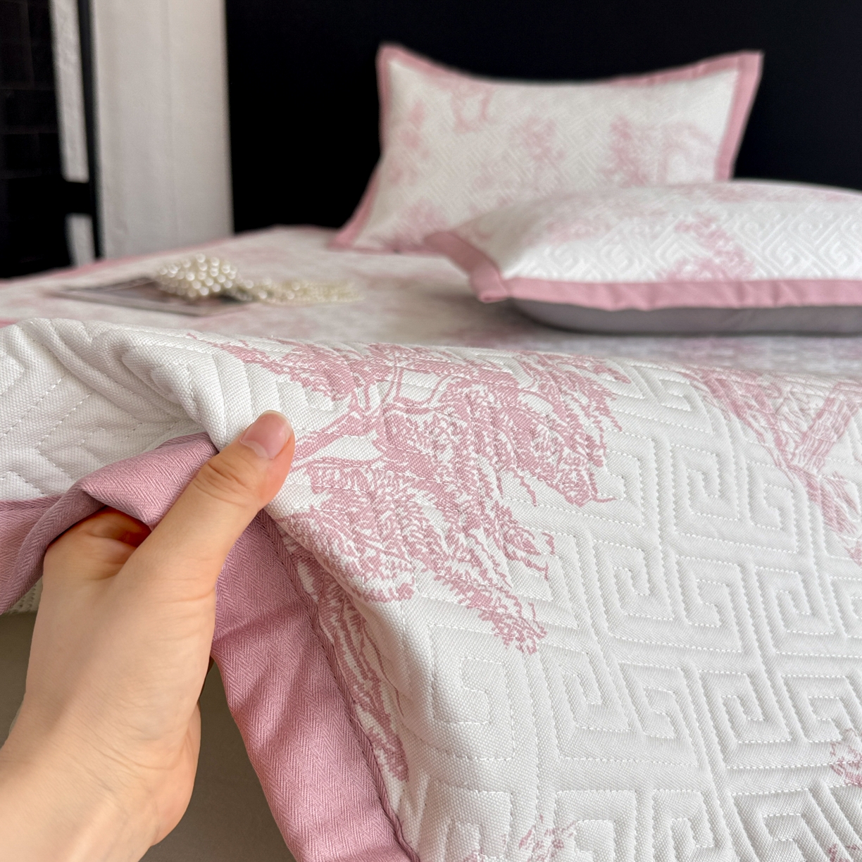 91家纺网 家纺一手货源 找家纺 简宜家居（朝初家纺） 2025春夏新款全棉纯棉老粗布床单绗缝凉席席子 床褥 薄垫子 一席多用民俗-粉