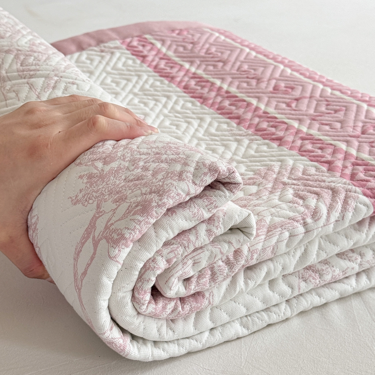 91家纺网 家纺一手货源 找家纺 简宜家居（朝初家纺） 2025春夏新款全棉纯棉老粗布床单绗缝凉席席子 床褥 薄垫子 一席多用民俗-粉