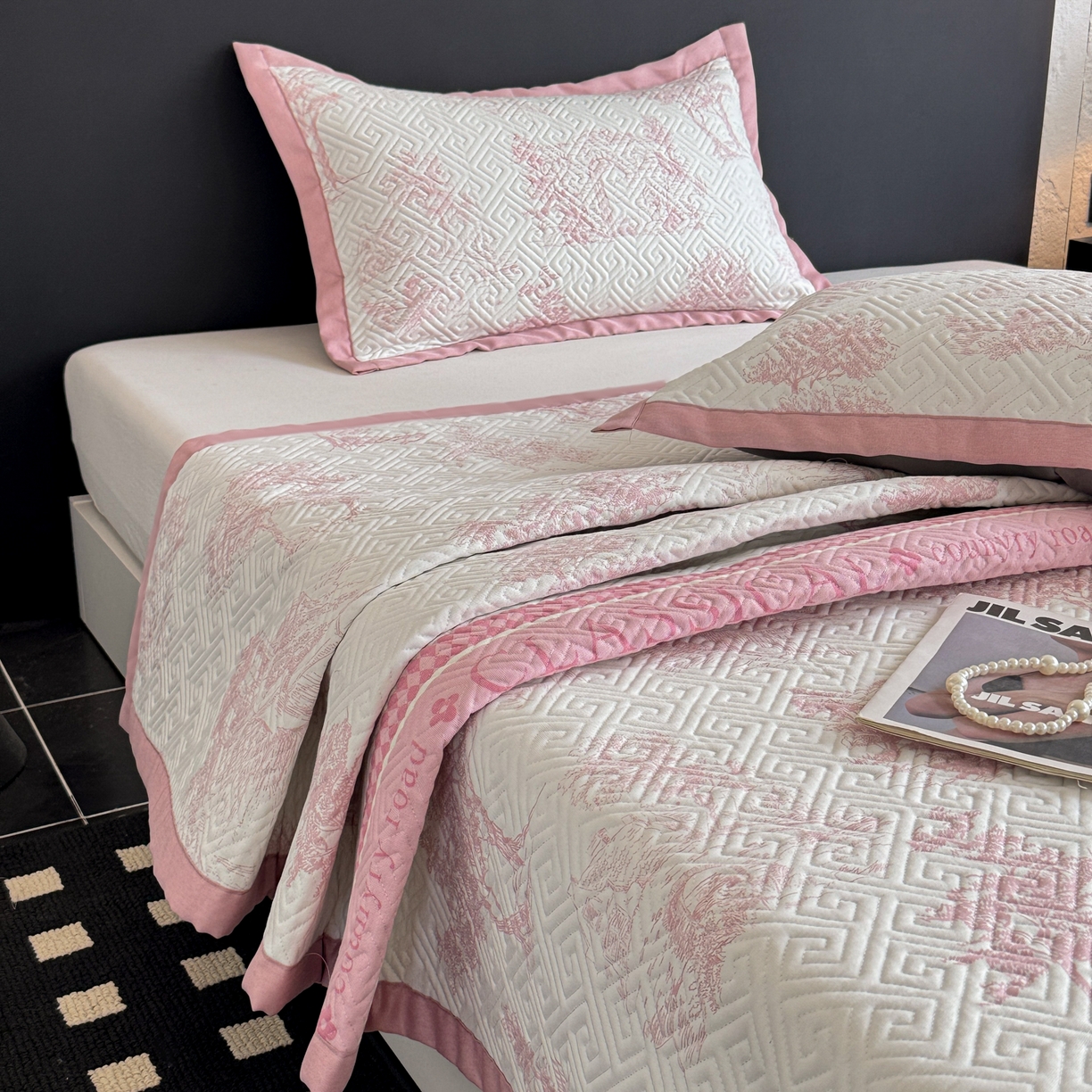 91家纺网 家纺一手货源 找家纺 简宜家居（朝初家纺） 2025春夏新款全棉纯棉老粗布床单绗缝凉席席子 床褥 薄垫子 一席多用民俗-粉