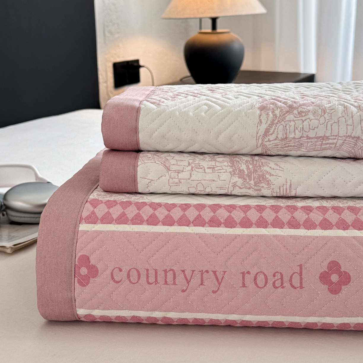 91家纺网 家纺一手货源 找家纺 简宜家居（朝初家纺） 2025春夏新款全棉纯棉老粗布床单绗缝凉席席子 床褥 薄垫子 一席多用民俗-粉