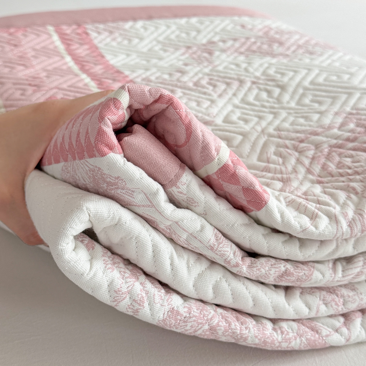 91家纺网 家纺一手货源 找家纺 简宜家居（朝初家纺） 2025春夏新款全棉纯棉老粗布床单绗缝凉席席子 床褥 薄垫子 一席多用民俗-粉