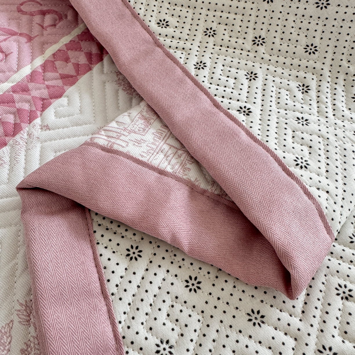 91家纺网 家纺一手货源 找家纺 简宜家居（朝初家纺） 2025春夏新款全棉纯棉老粗布床单绗缝凉席席子 床褥 薄垫子 一席多用民俗-粉