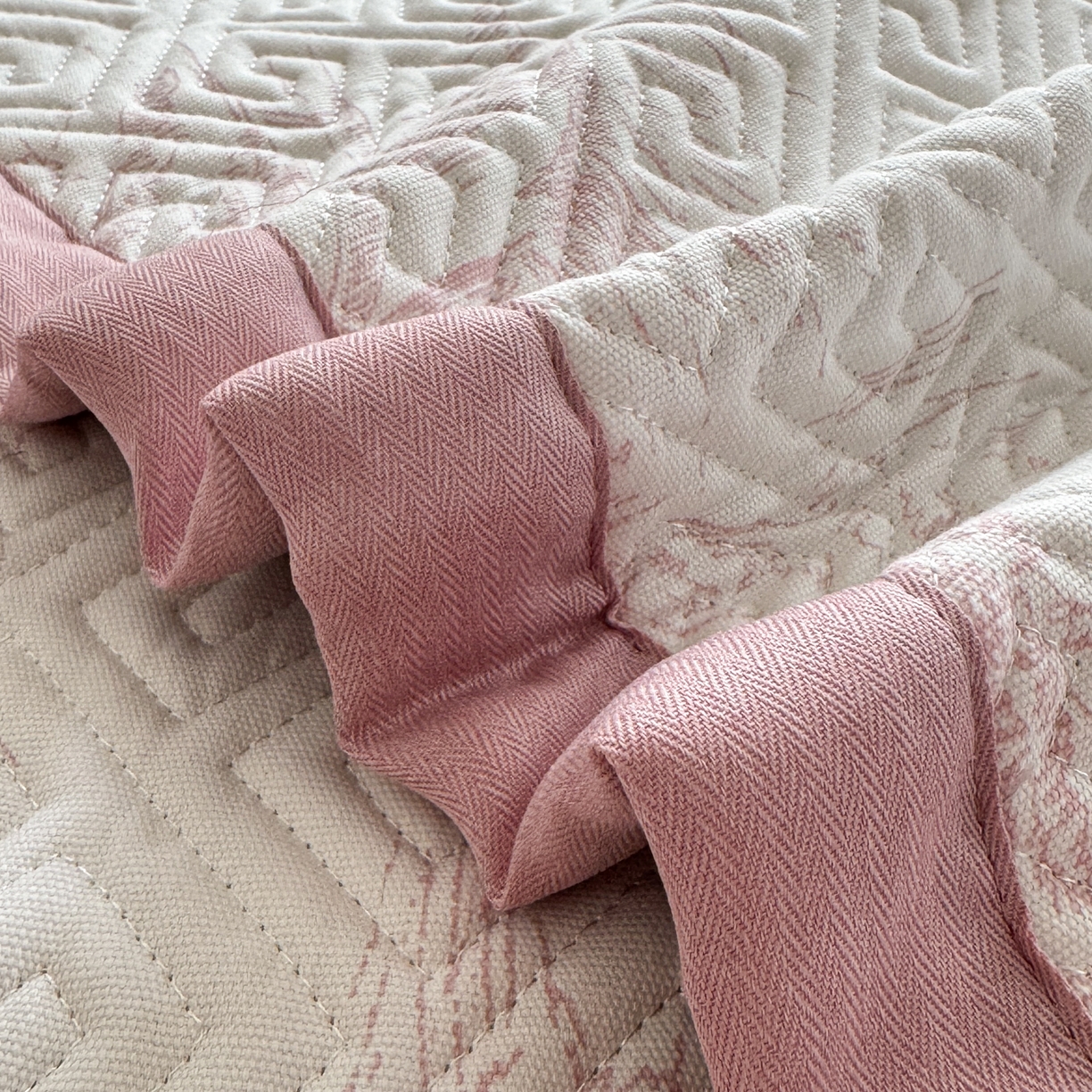 91家纺网 家纺一手货源 找家纺 简宜家居（朝初家纺） 2025春夏新款全棉纯棉老粗布床单绗缝凉席席子 床褥 薄垫子 一席多用民俗-粉