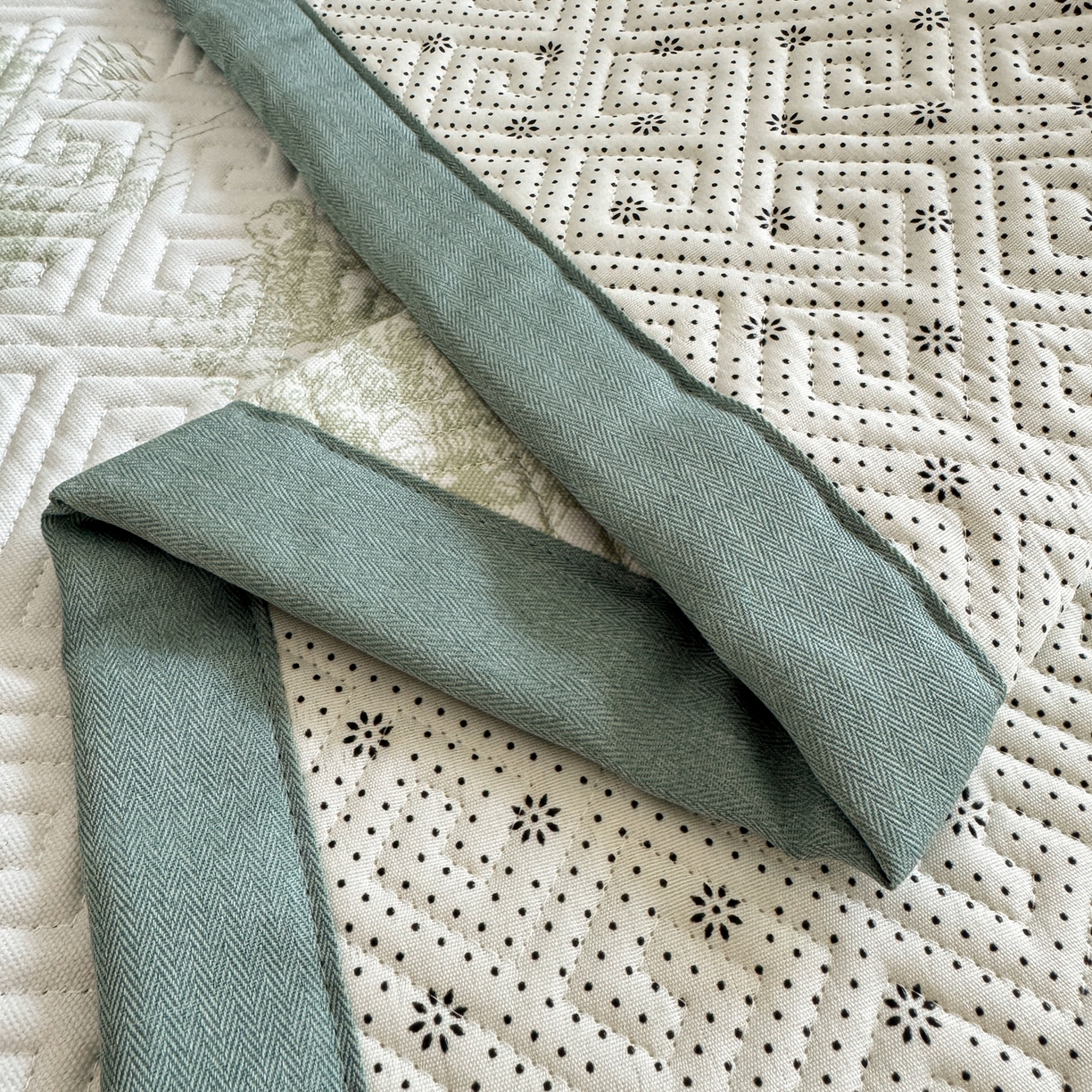 91家纺网 家纺一手货源 找家纺 简宜家居（朝初家纺） 2025春夏新款全棉纯棉老粗布床单绗缝凉席席子 床褥 薄垫子 一席多用民俗-绿