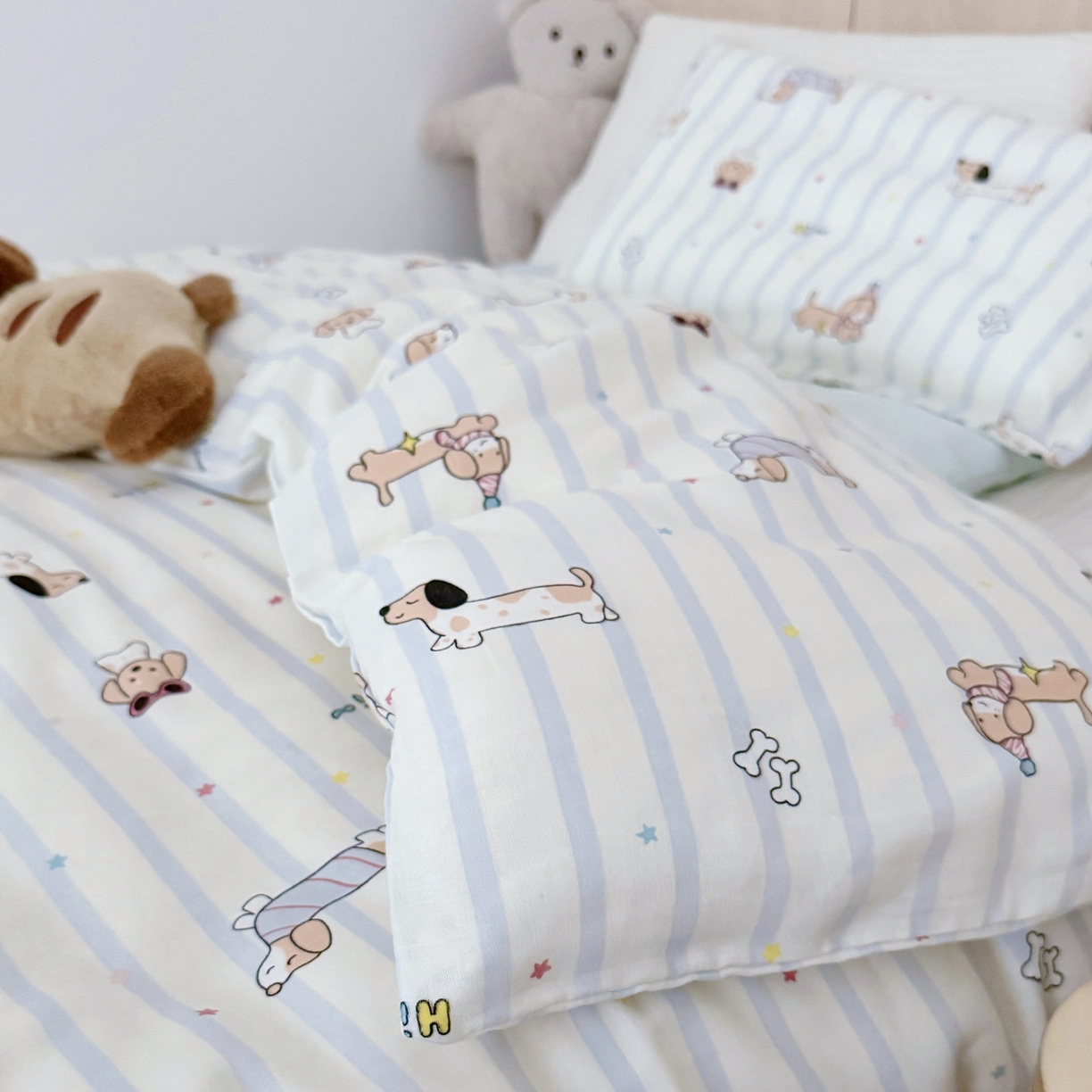 91家纺网 家纺一手货源 找家纺 2025新款全棉26℃有氧双层纱幼儿园多件套 腊肠犬